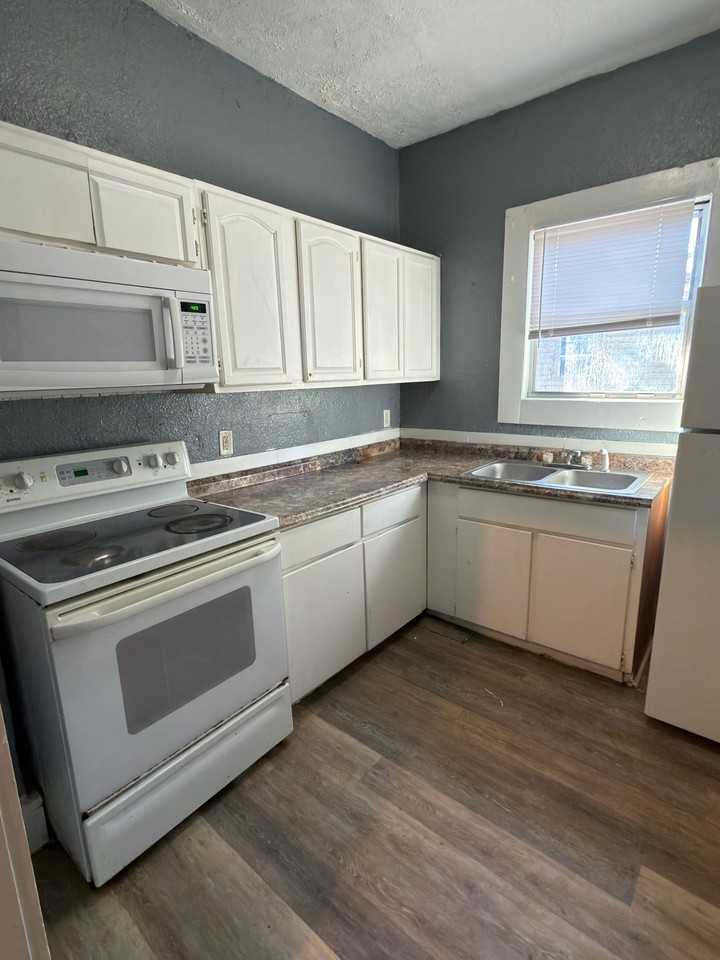 1653 W 35th St #1 - Photo 4 of 7