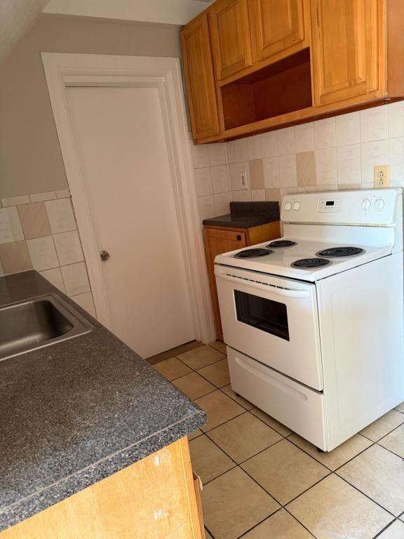 65 Glenwood Ave - Photo 3 of 5