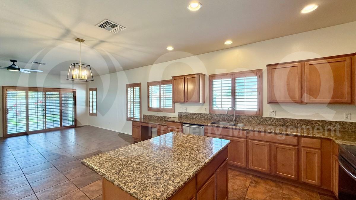 8610 S 58th Dr - Photo 4 of 29