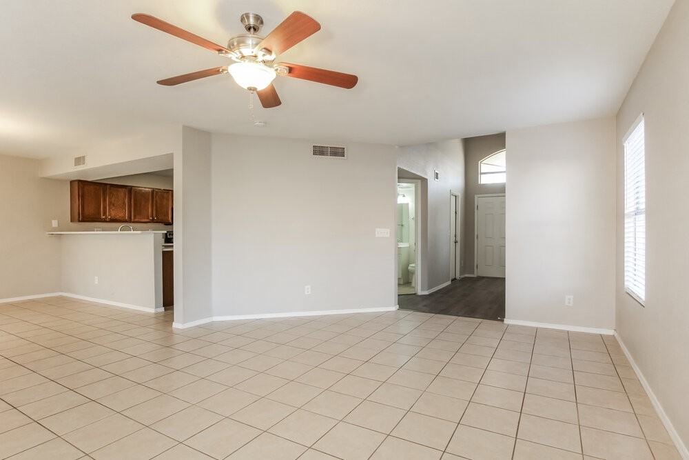 11322 W Loren Ln - Photo 5 of 17