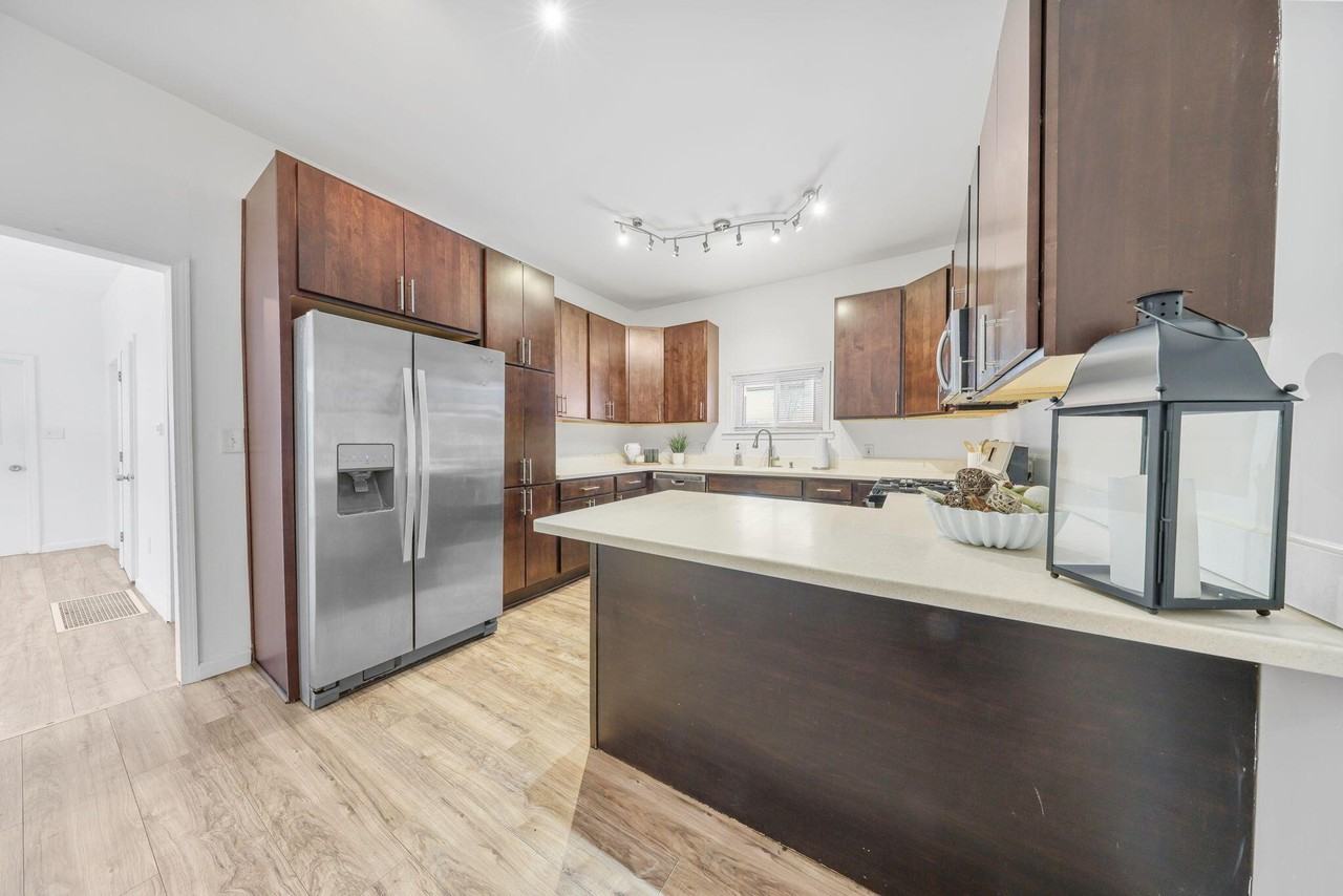 820 Brown St - Photo 4 of 25