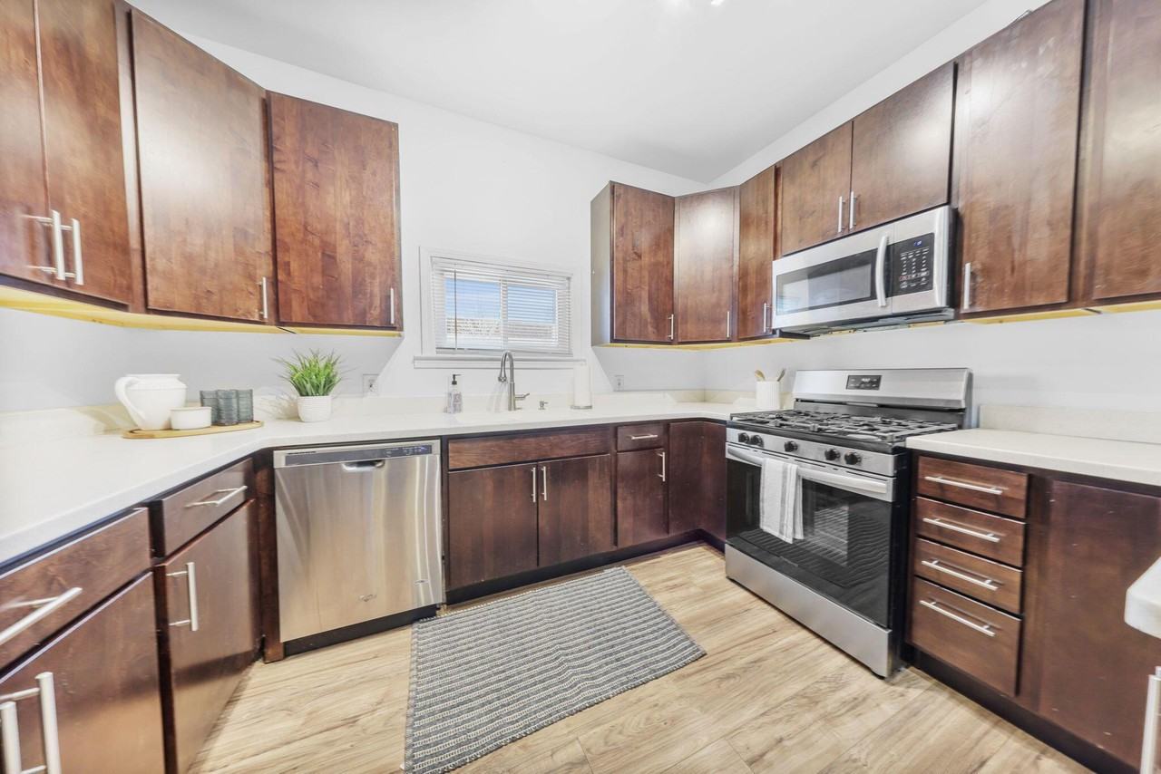 820 Brown St - Photo 5 of 25