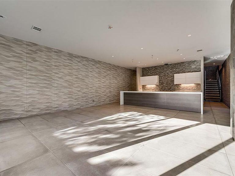 4236 Glenwood Ave - Photo 5 of 36