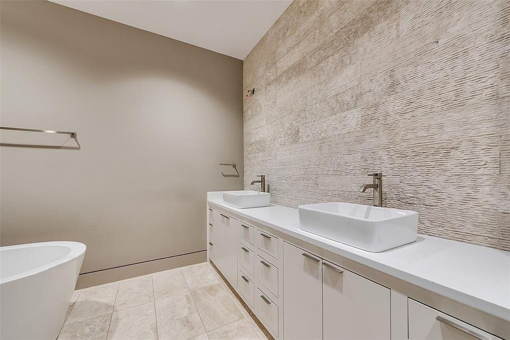 4236 Glenwood Ave - Photo 6 of 36