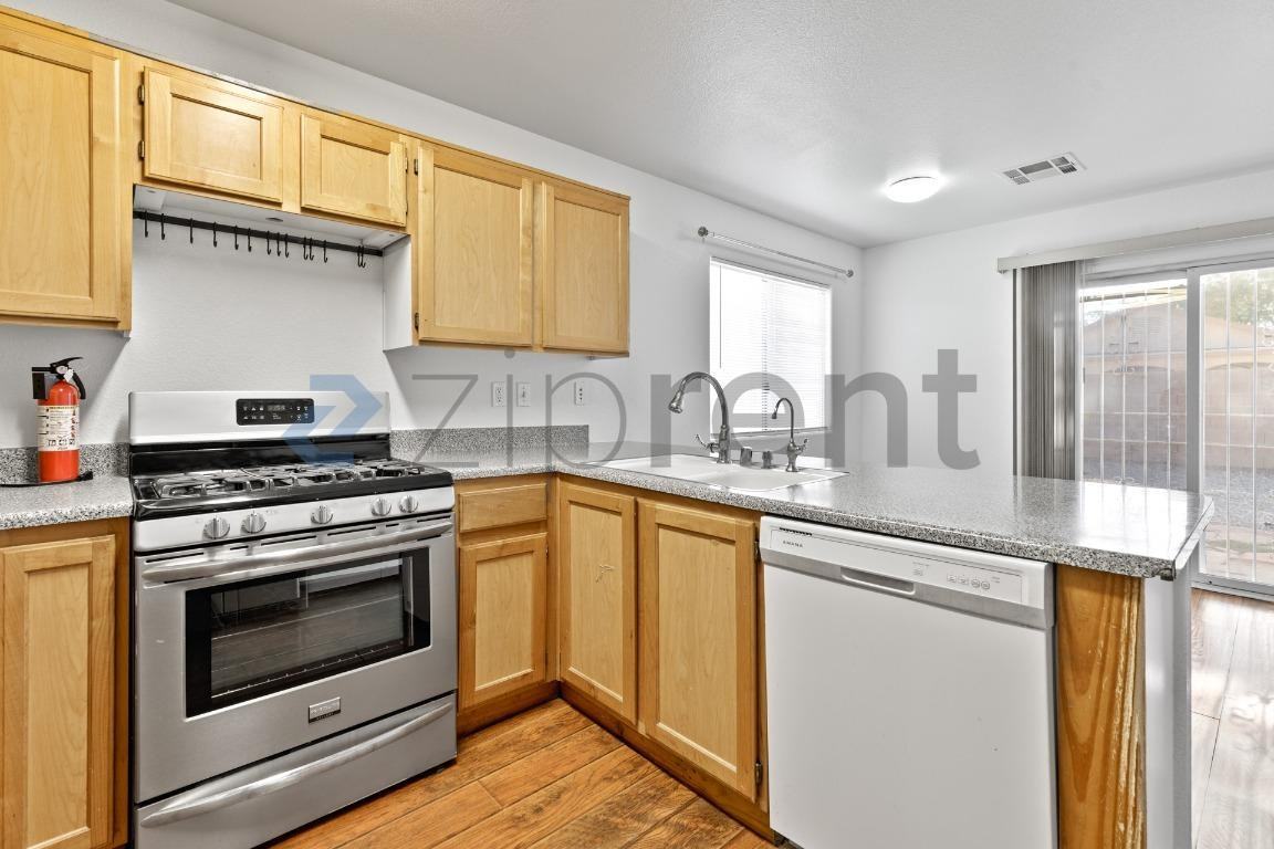 2005 Rose Coral Ave - Photo 6 of 28