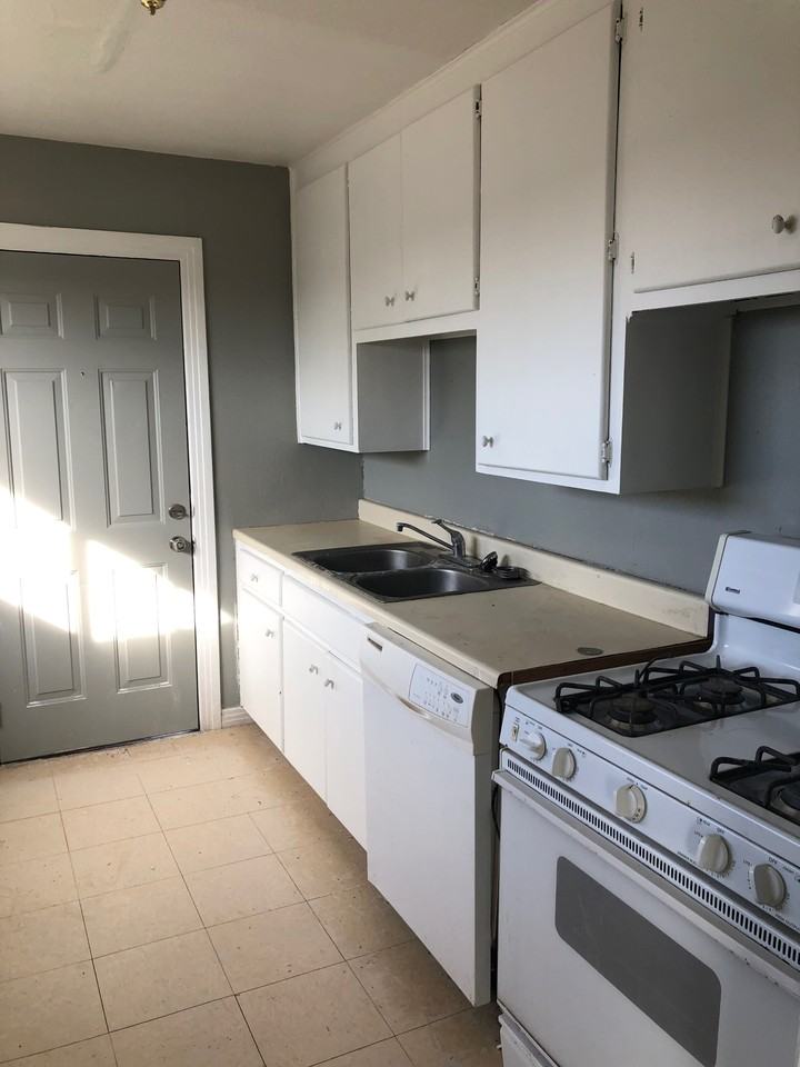 301 S Independence St - Photo 4 of 9