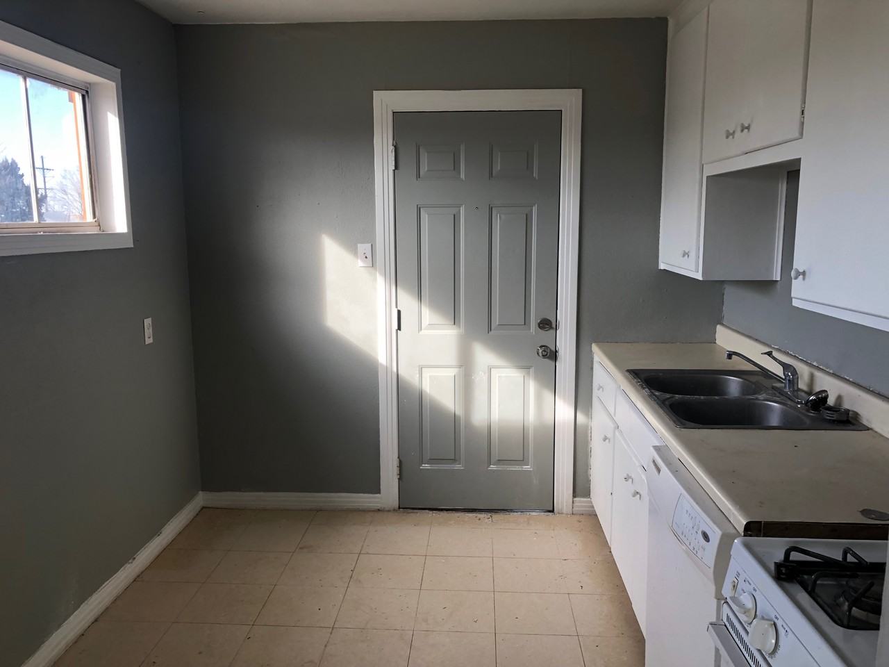 301 S Independence St - Photo 5 of 9