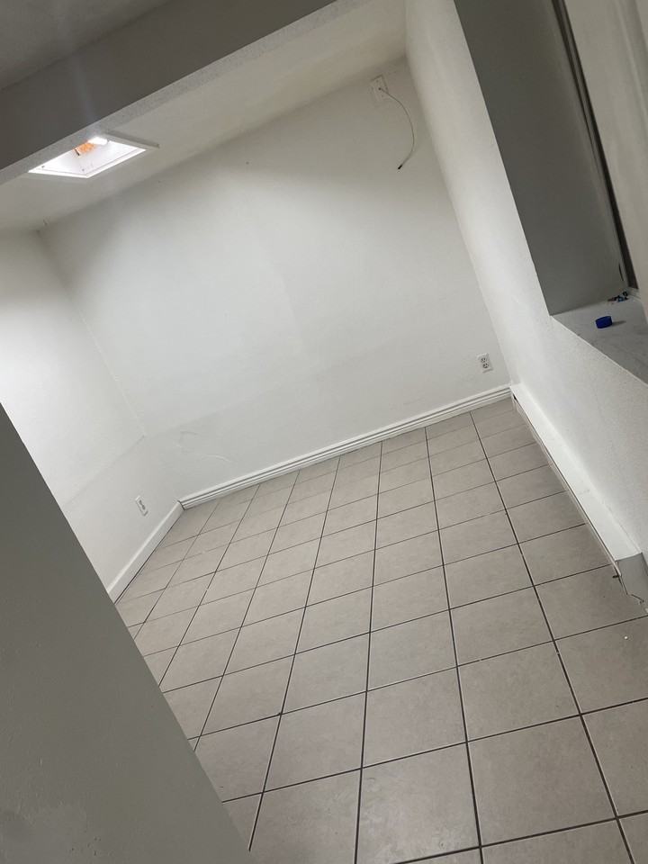 412 15th Ave S #4 - Photo 3 of 11