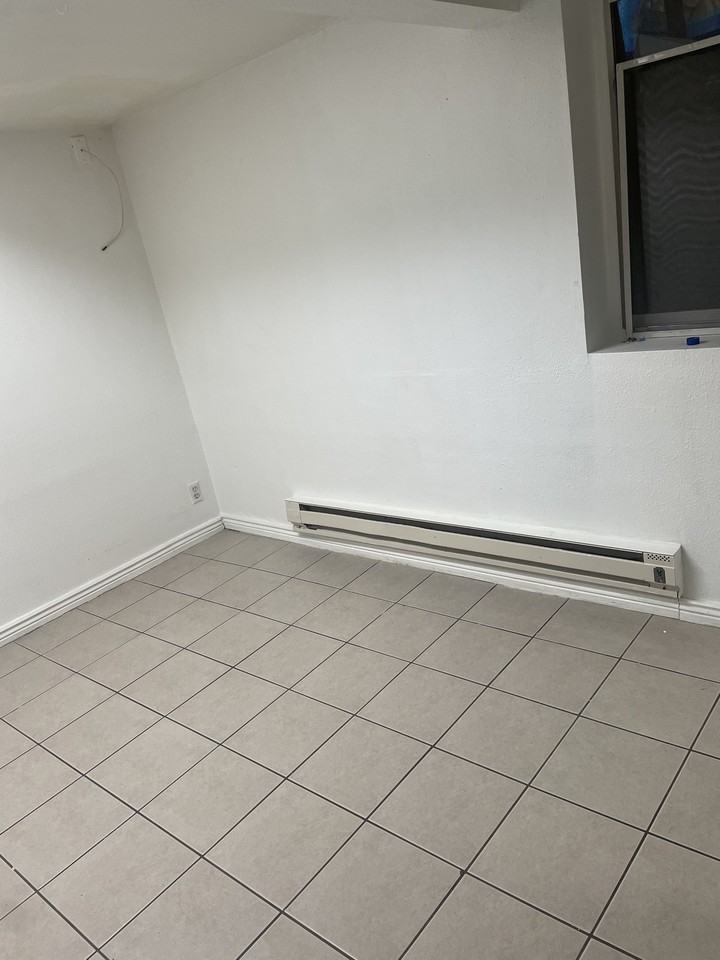 412 15th Ave S #4 - Photo 6 of 11