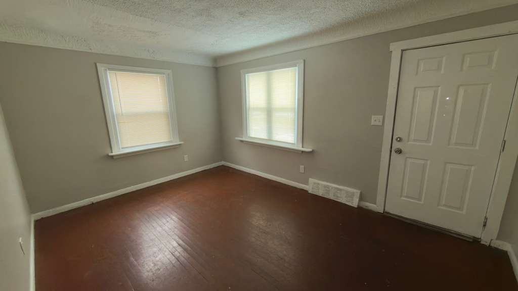 19210 Revere St - Photo 5 of 12