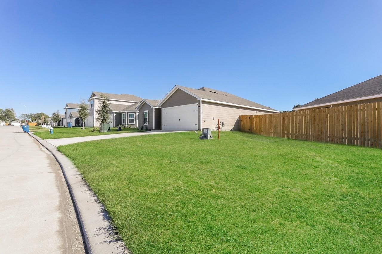 26627 Ezemily Dr - Photo 2 of 31