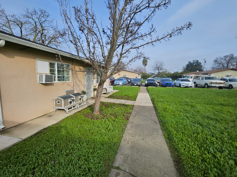 2704 29th Ave - Photo 2 of 4