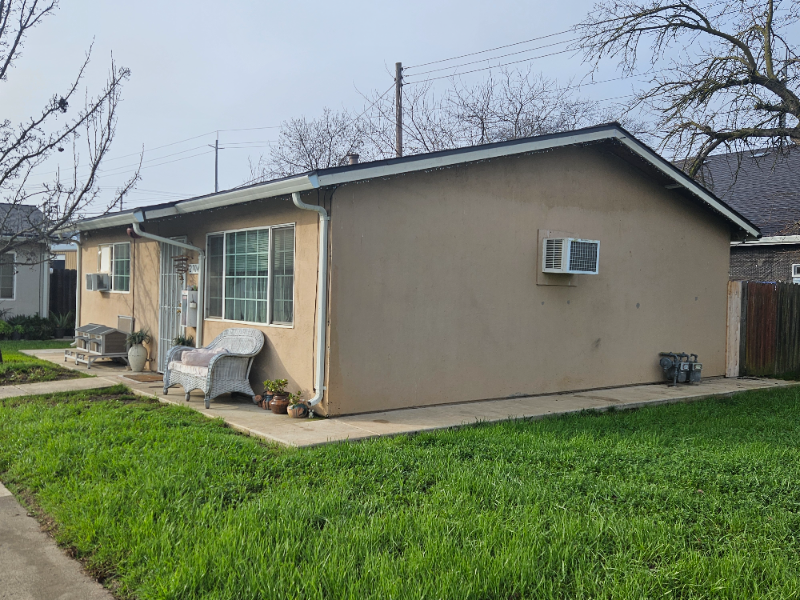 2704 29th Ave - Photo 3 of 4