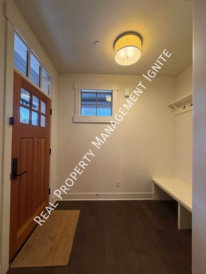 1650 Nw Lewis St #4 - Photo 3 of 21