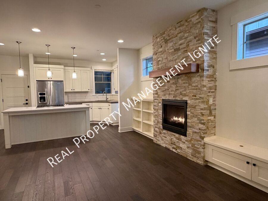 1650 Nw Lewis St #4 - Photo 4 of 21