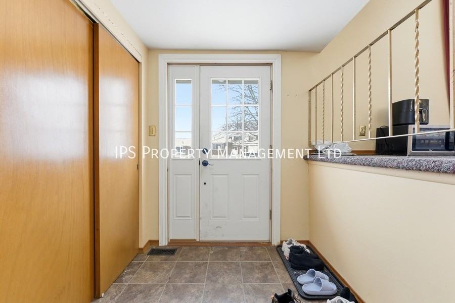 640 Bridge St E - Photo 4 of 33