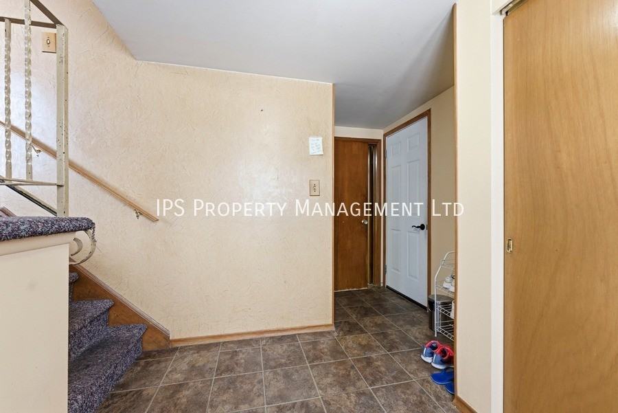 640 Bridge St E - Photo 5 of 33