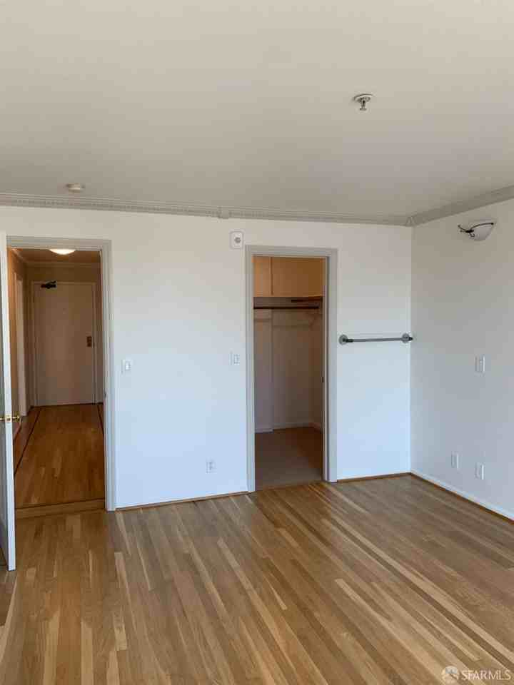 550 S Van Ness Ave #550-301 - Photo 7 of 15
