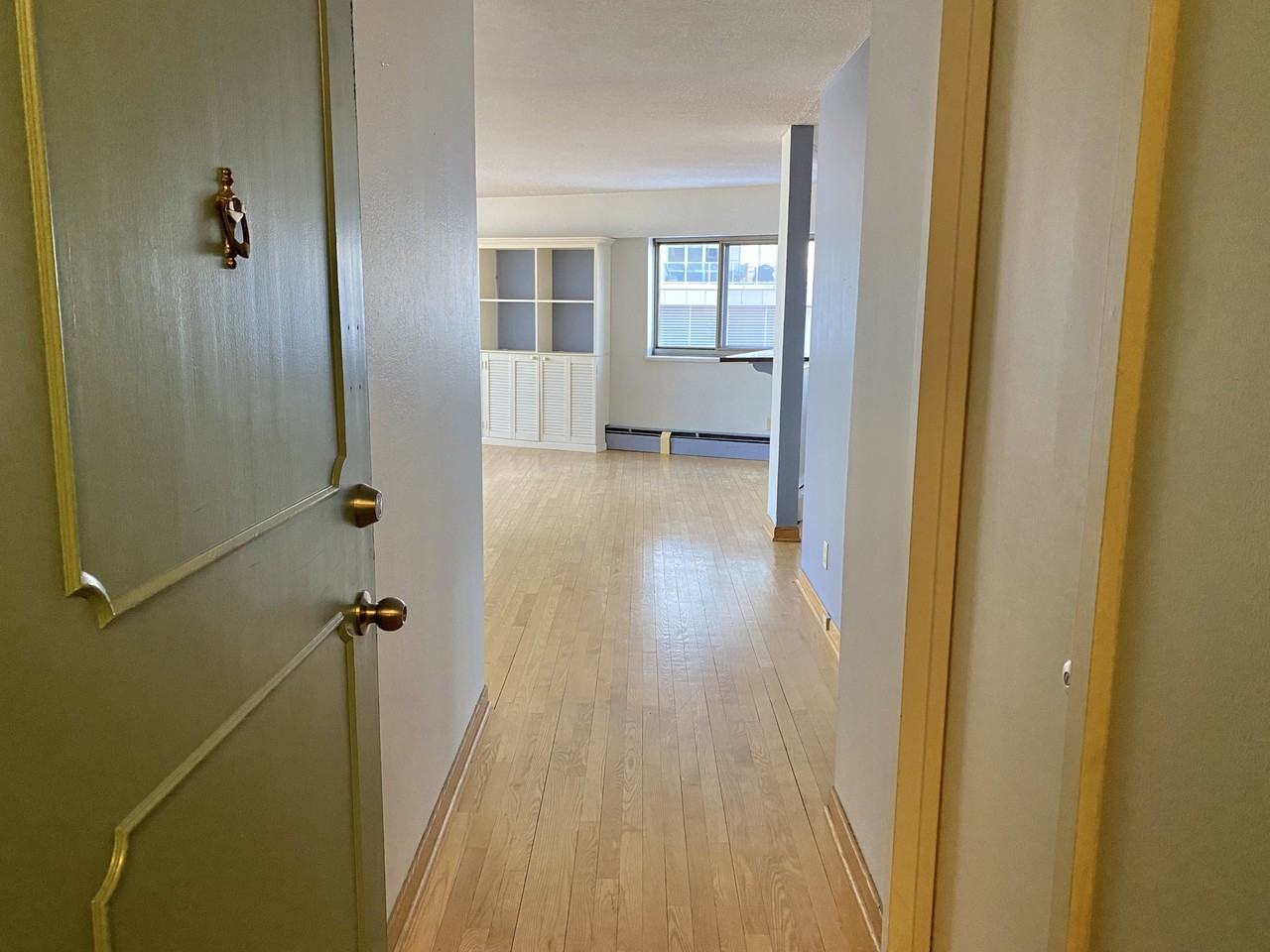 1919 N Summit Ave #8C - Photo 5 of 25