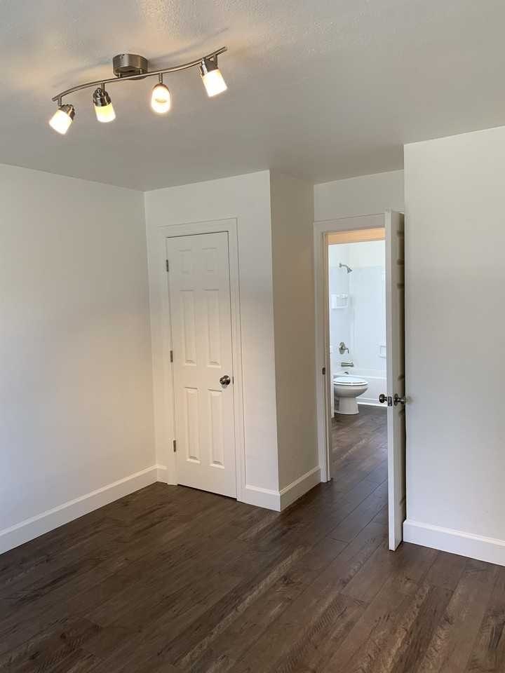 The 11 Elms - Photo 3 of 50