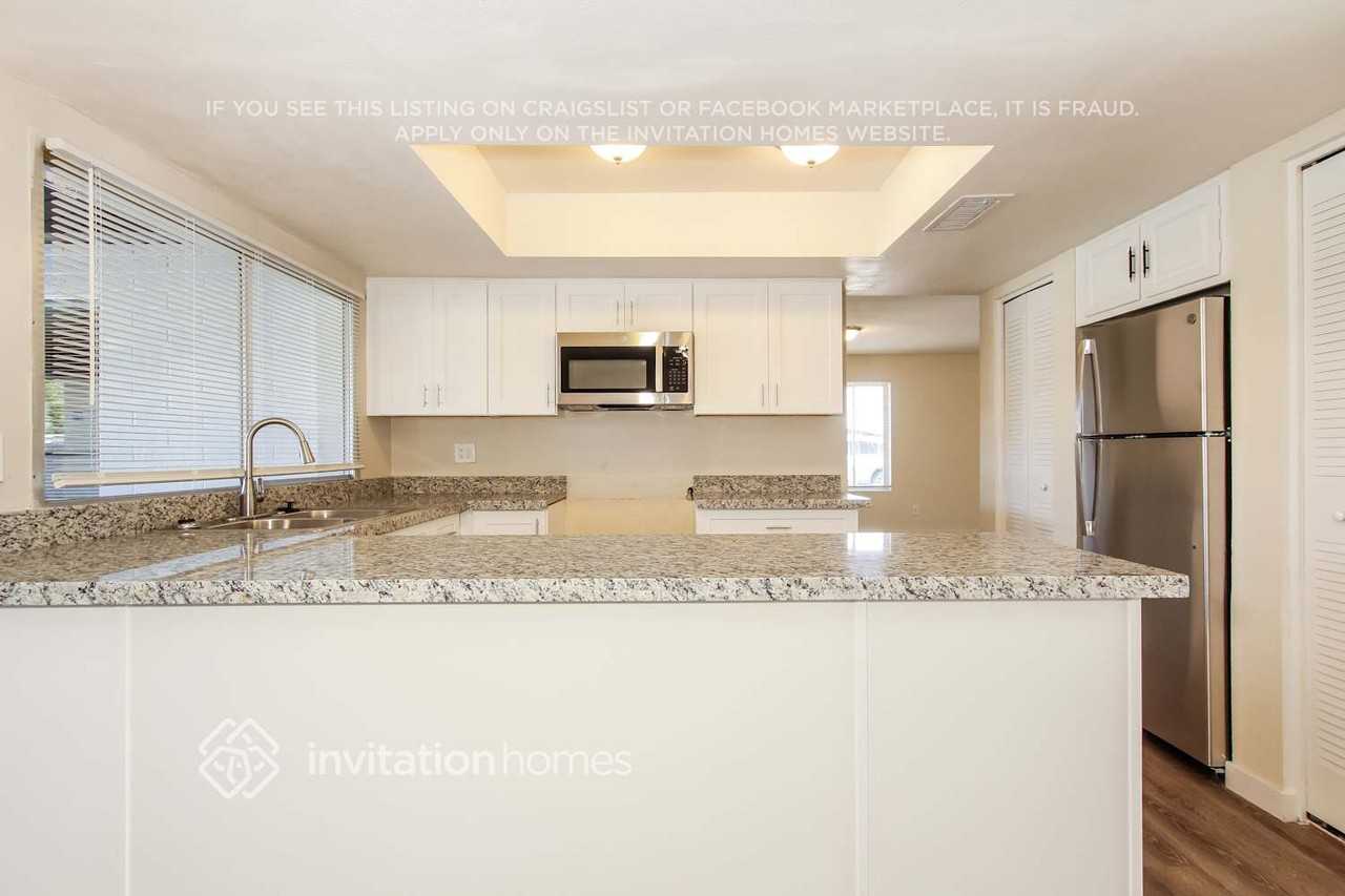 4614 W Sunnyside Ave - Photo 6 of 17