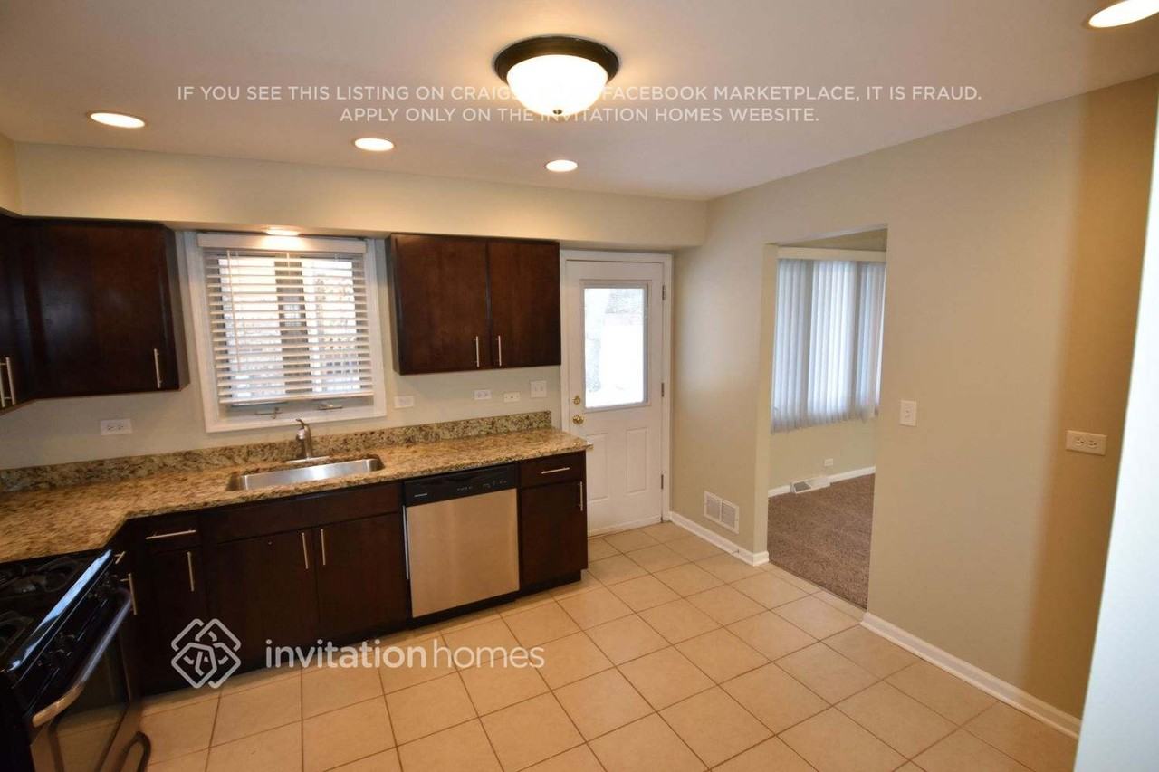 1106 N Drury Ln - Photo 3 of 10