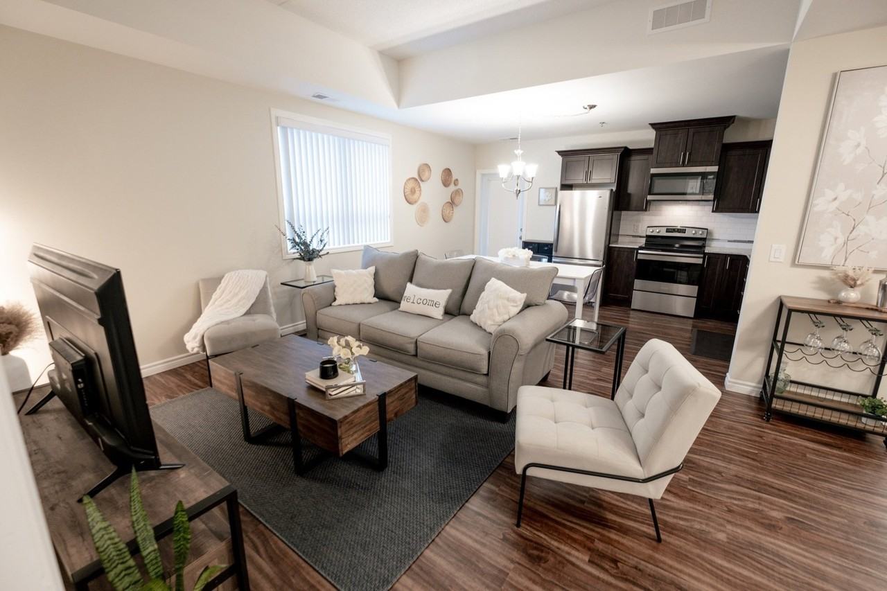 570 Park Ave W - Photo 2 of 11