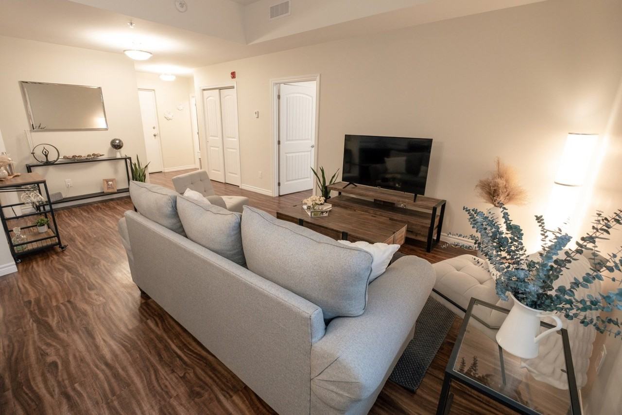 570 Park Ave W - Photo 3 of 11