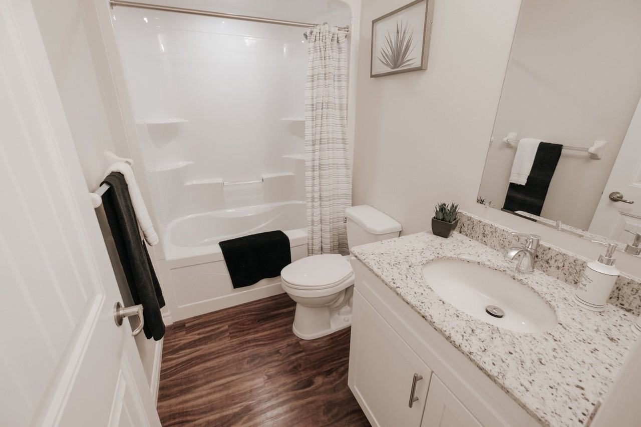 570 Park Ave W - Photo 4 of 11