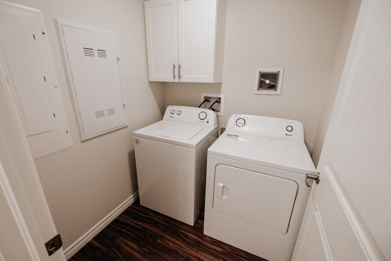 570 Park Ave W - Photo 5 of 11