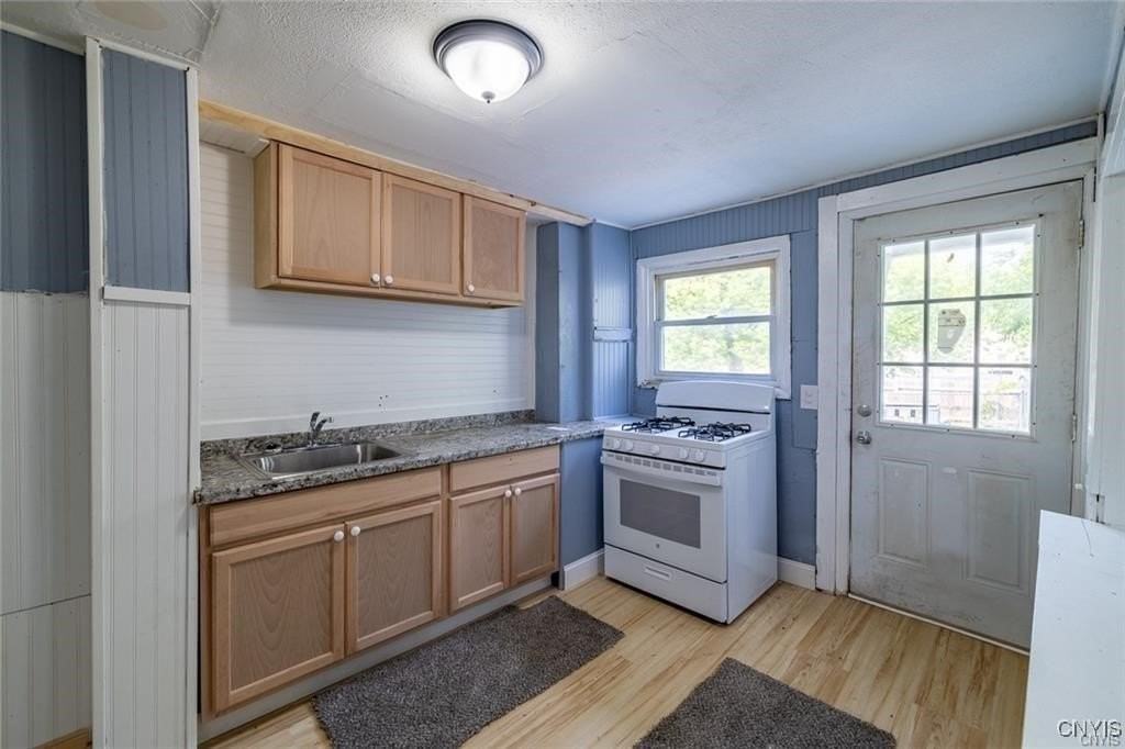 348 Lenox Ave - Photo 3 of 13