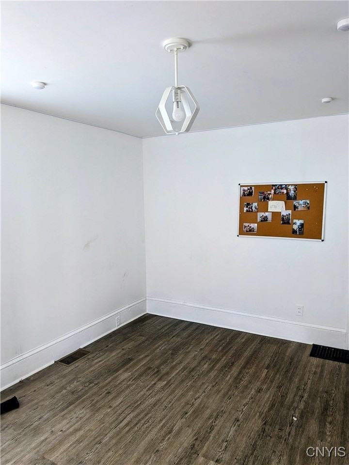 77 Lincoln Ave - Photo 4 of 6