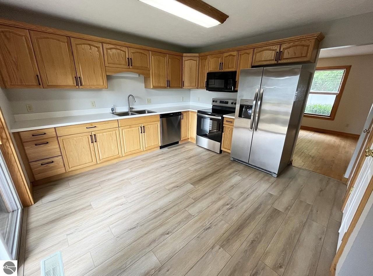 837 Fern St - Photo 3 of 16