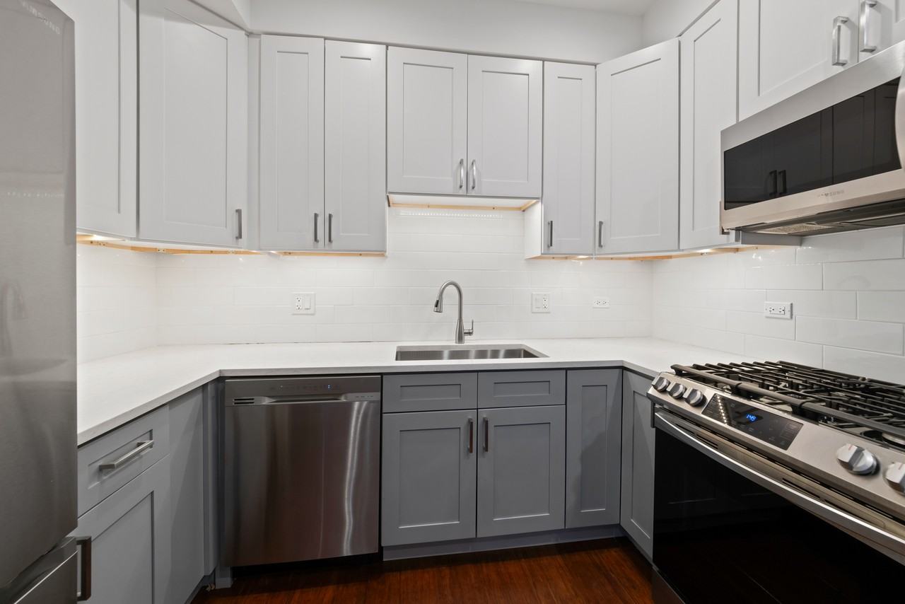 4637 N Dover St #2N - Photo 3 of 21