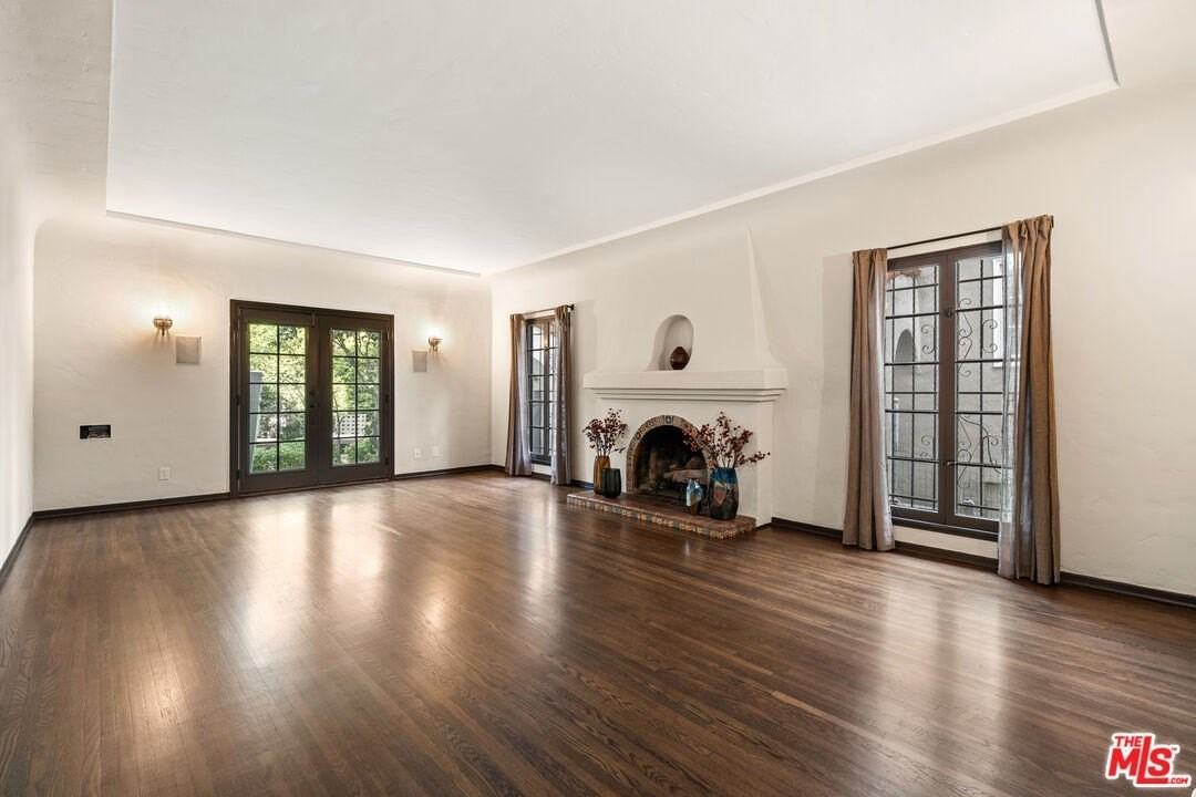 1146 S Hayworth Ave - Photo 2 of 17