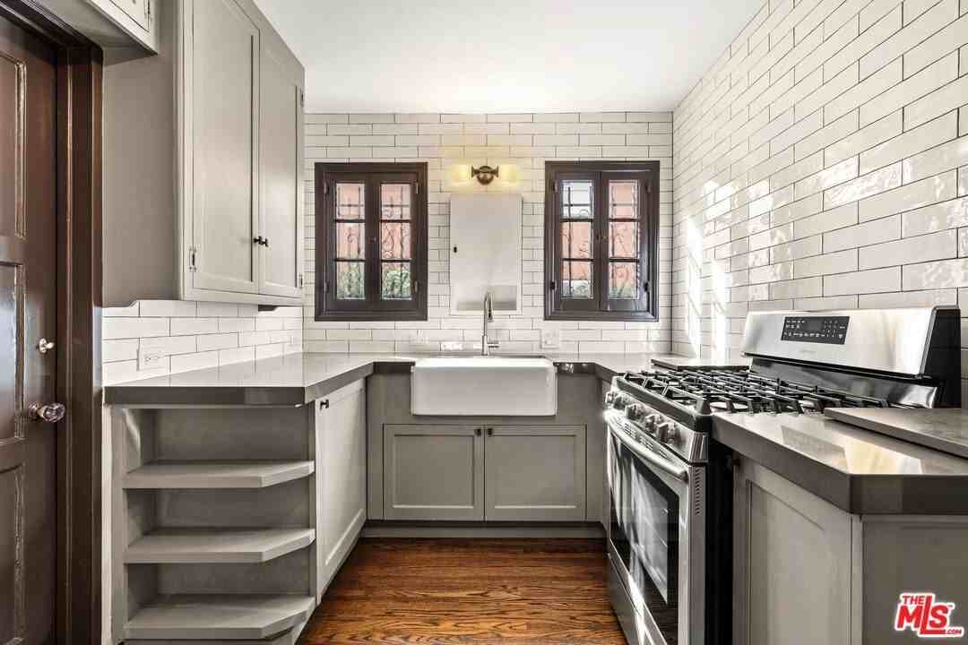 1146 S Hayworth Ave - Photo 5 of 17