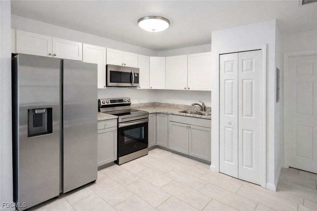 2912 Se Santa Barbara Pl Apt D #D - Photo 2 of 9