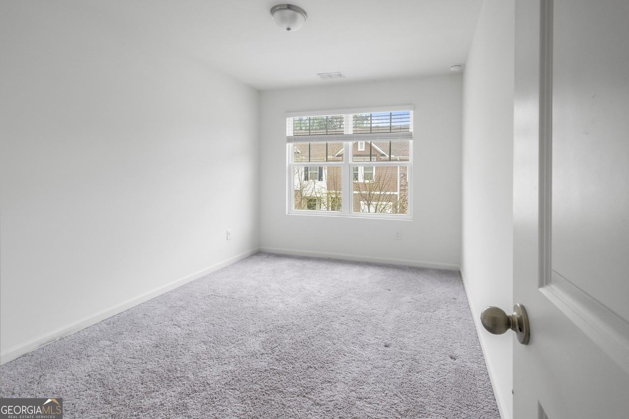 1677 Vernon Blvd - Photo 2 of 13