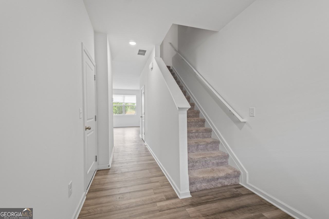 1677 Vernon Blvd - Photo 4 of 13