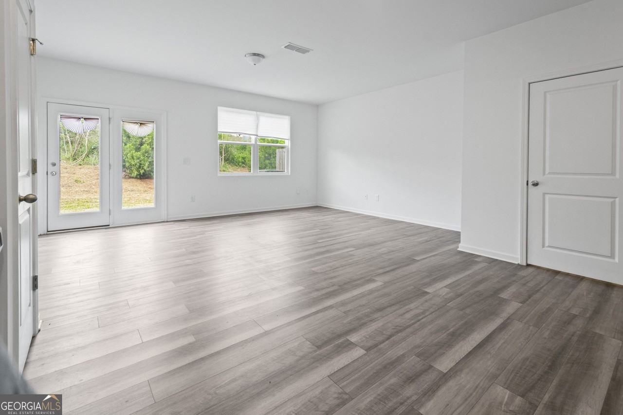 1677 Vernon Blvd - Photo 5 of 13