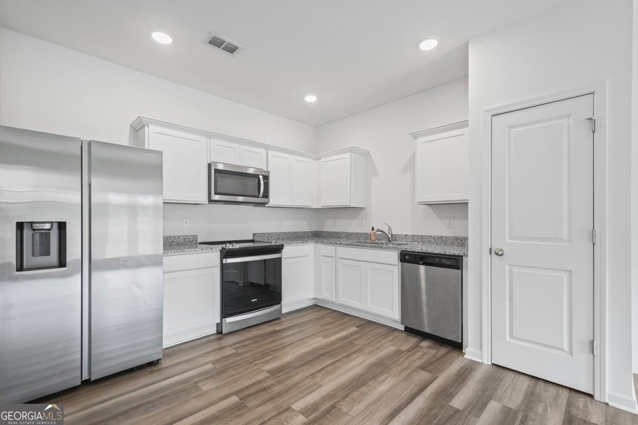 1677 Vernon Blvd - Photo 7 of 13