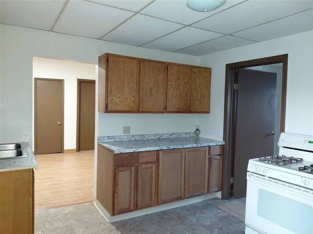 330 Conklin Ave - Photo 5 of 8