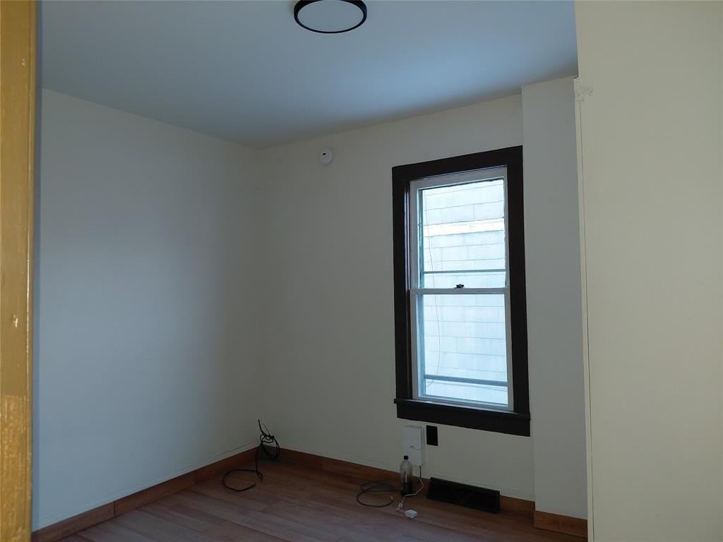 330 Conklin Ave - Photo 6 of 8