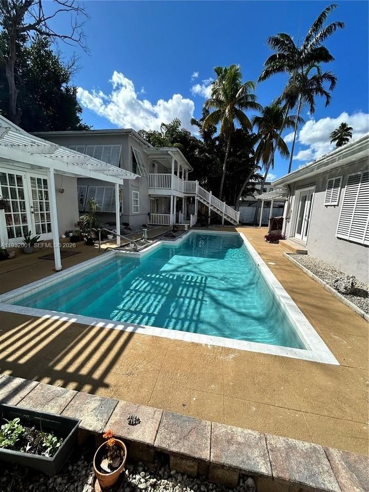 1628 Ne 4th Pl - Photo 6 of 23