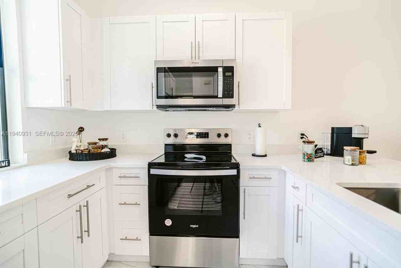 1516/1518 W 12th Street #1 - Photo 3 of 10