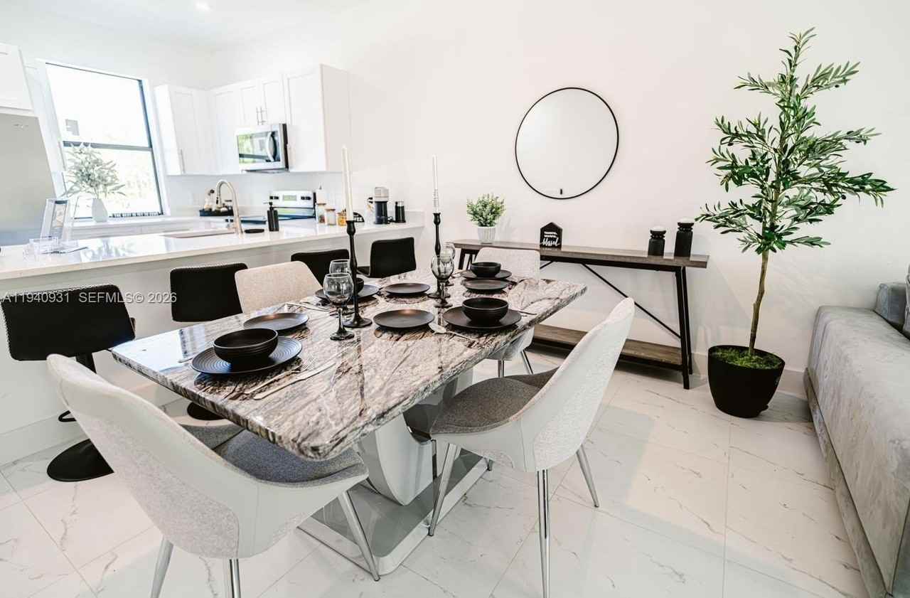 1516/1518 W 12th Street #1 - Photo 4 of 10