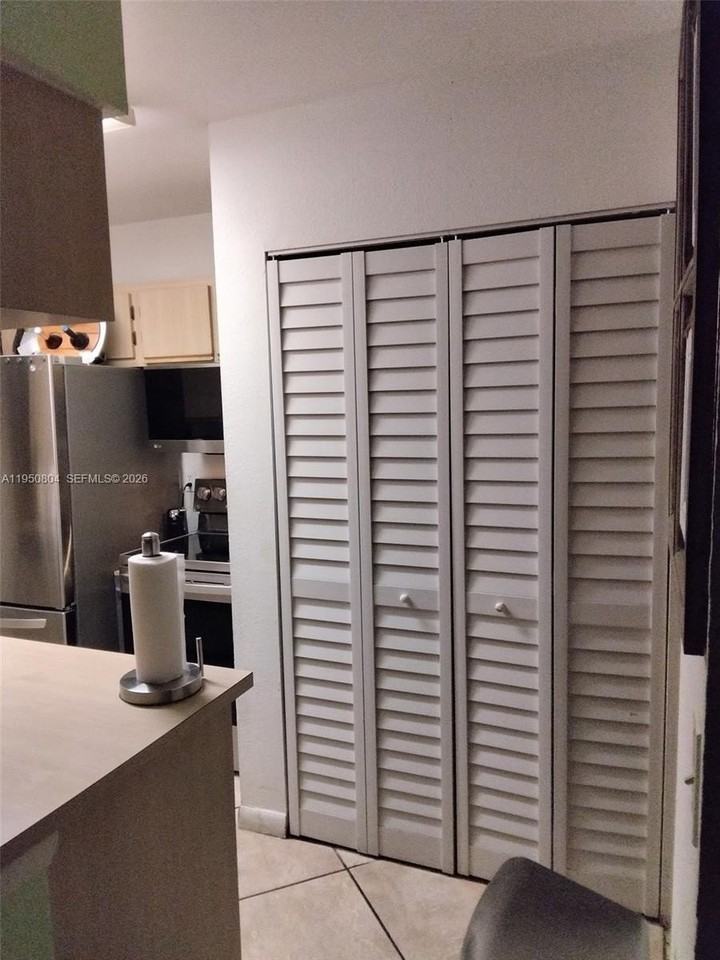 18318 Nw 68th Ave #E - Photo 4 of 5