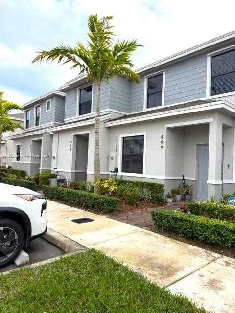 470 Ne 12th St - Photo 3 of 50