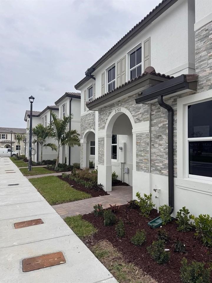 2721 Se 26th St #2721 - Photo 3 of 50