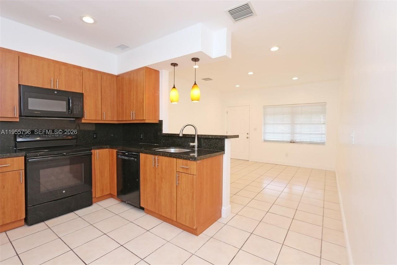 2746 Sw 32nd Ct #2746 - Photo 3 of 24